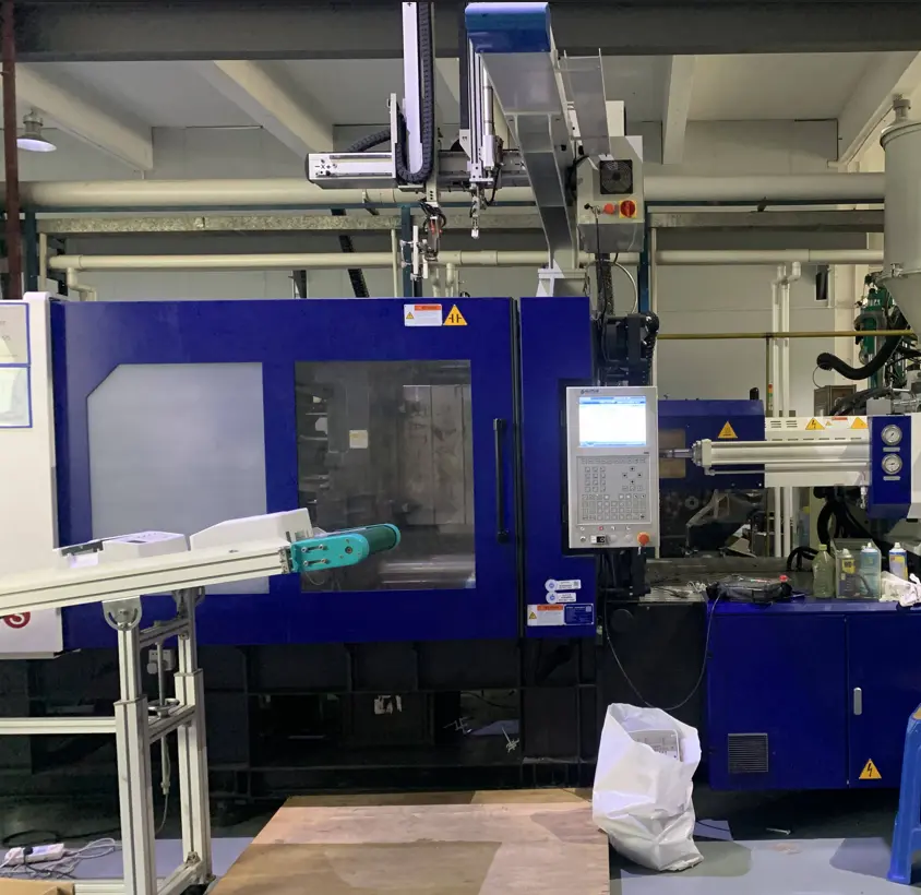 Injection molding machine manufacturing ABS plastic electronic housings