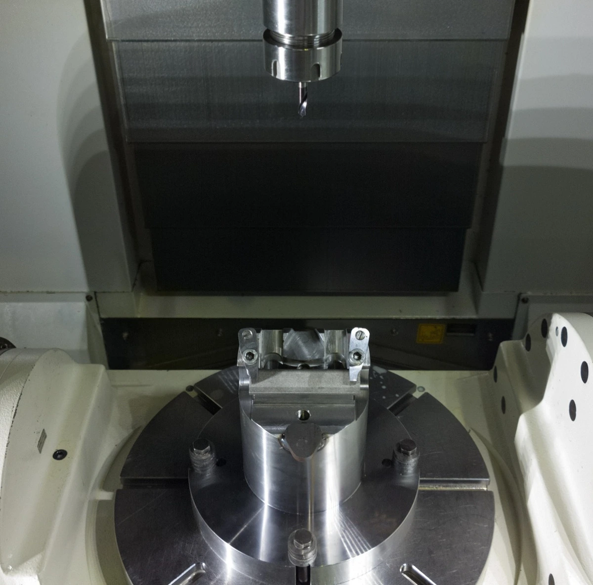 Five-axis CNC rotary table and spindle setup