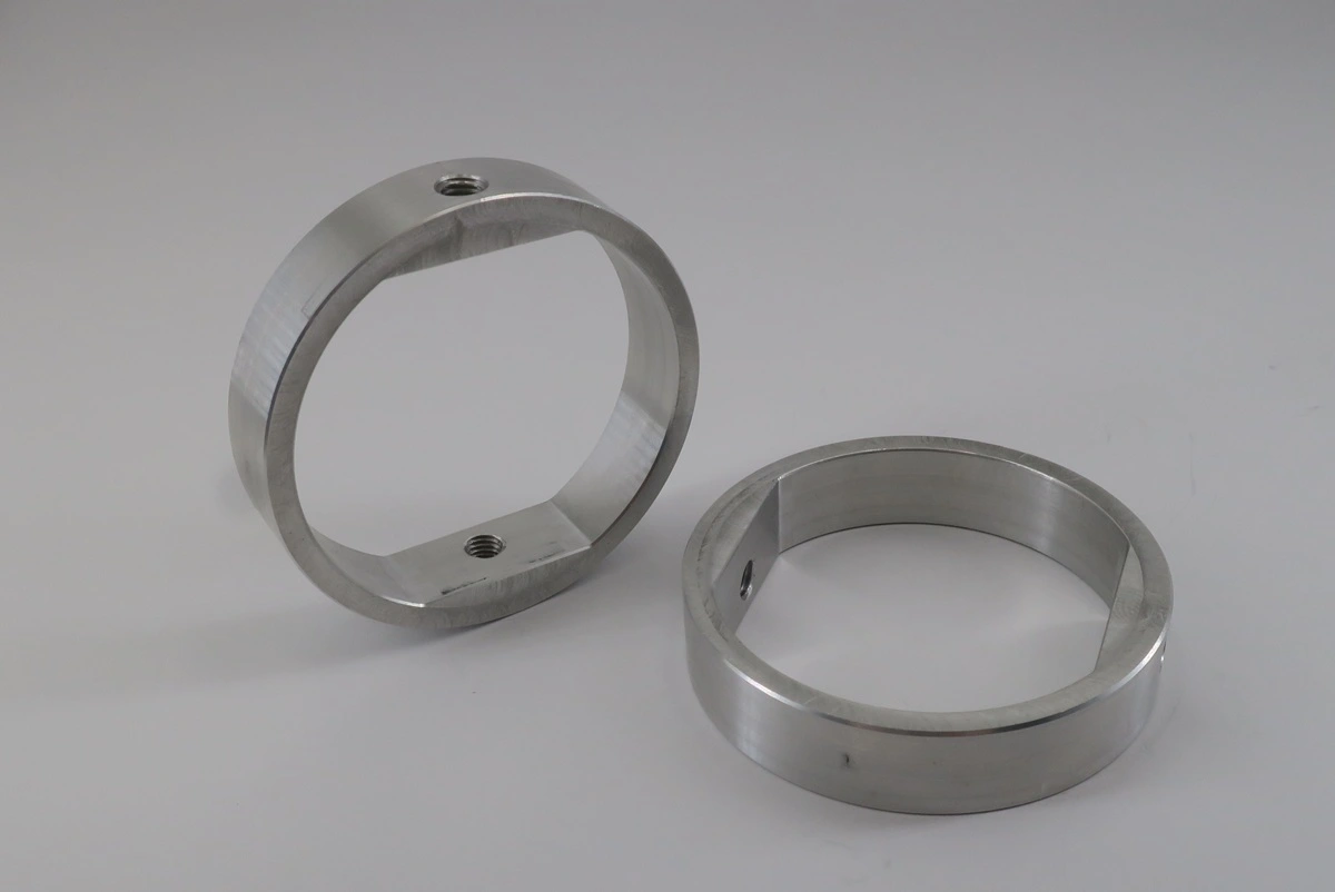 Central clamping and support rings for a gas-conditioning assembly