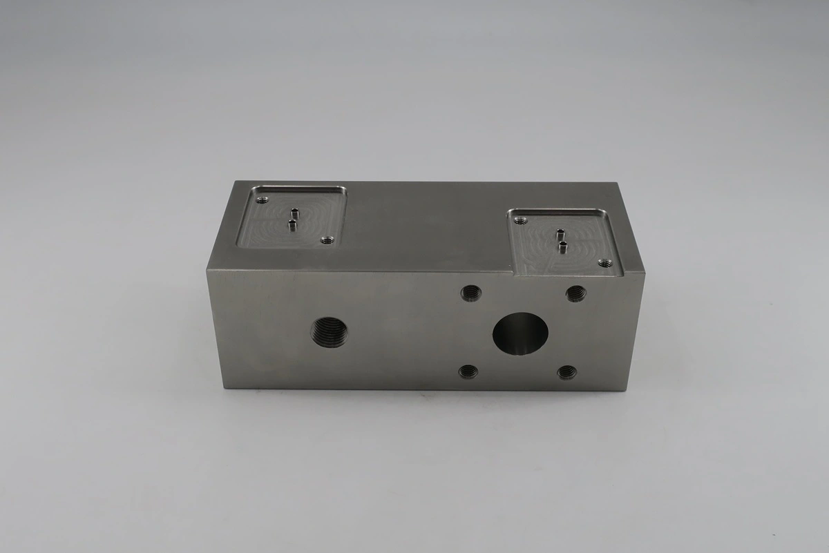 Precision fluidic manifold block with ports, pockets