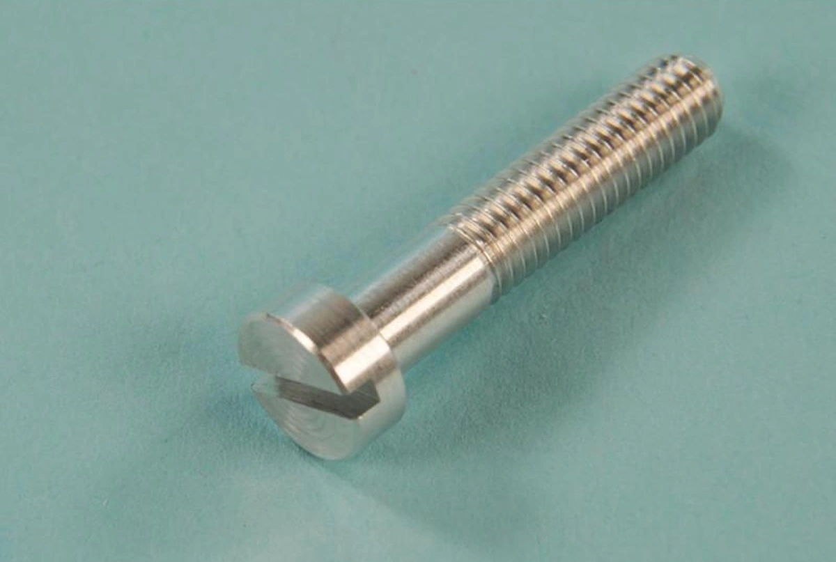 Machined threaded shaft with a milled slot