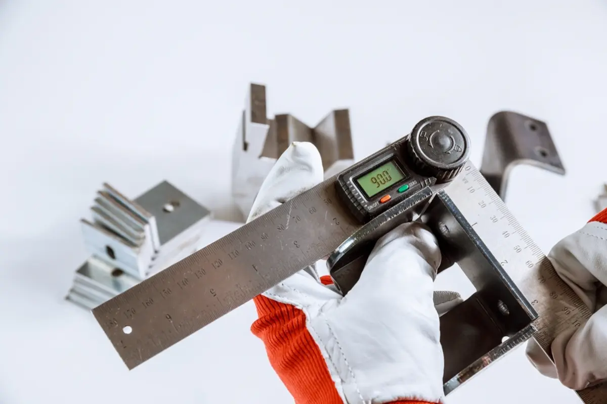 Measuring a bent sheet metal test piece